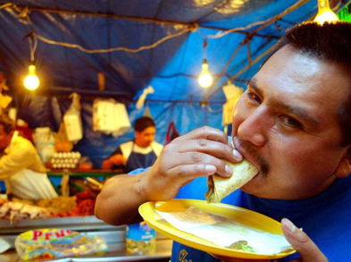 Razón por la que se antoja la comida basura después de una fiesta