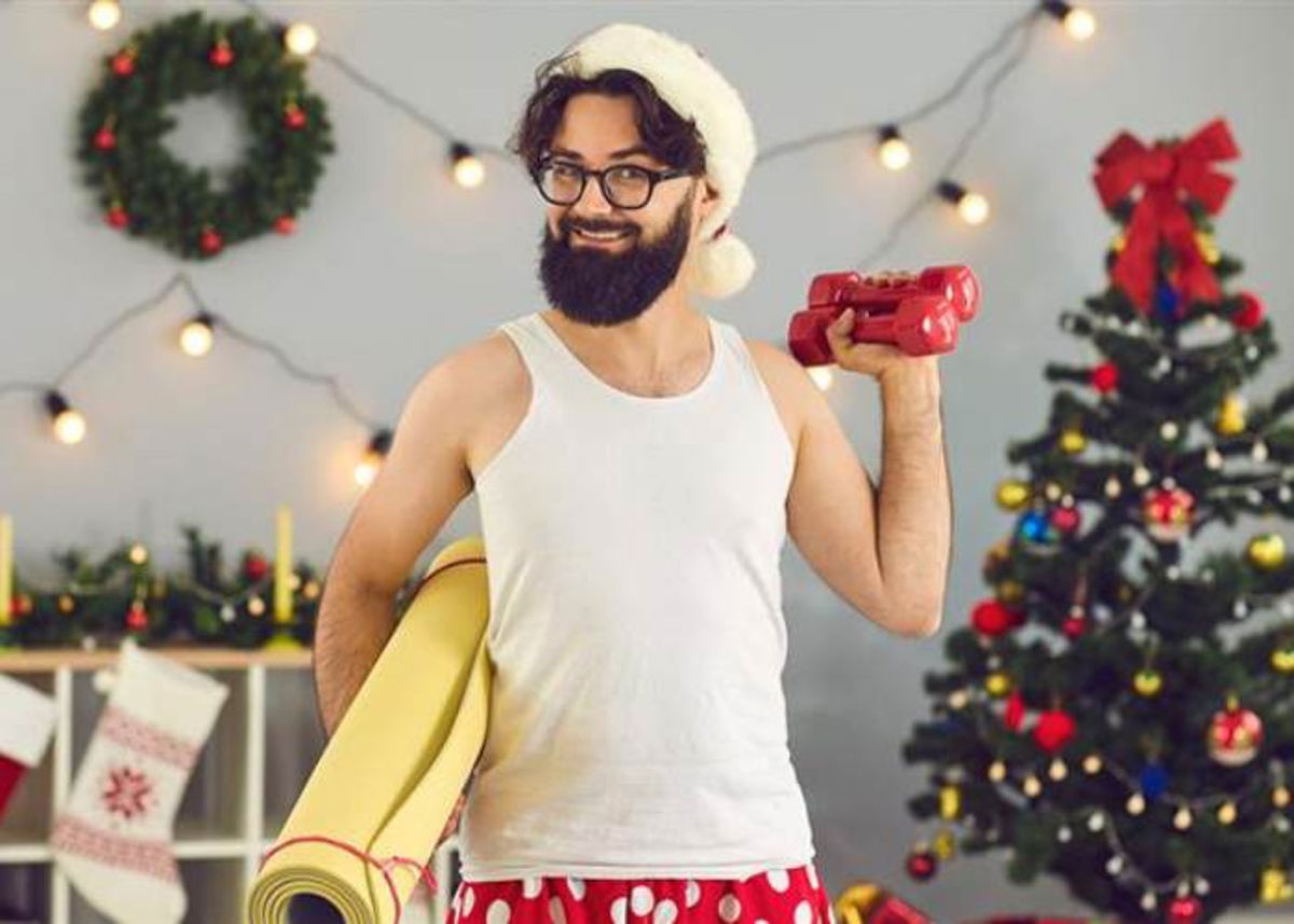 Hombre con herramientas de ejercicio