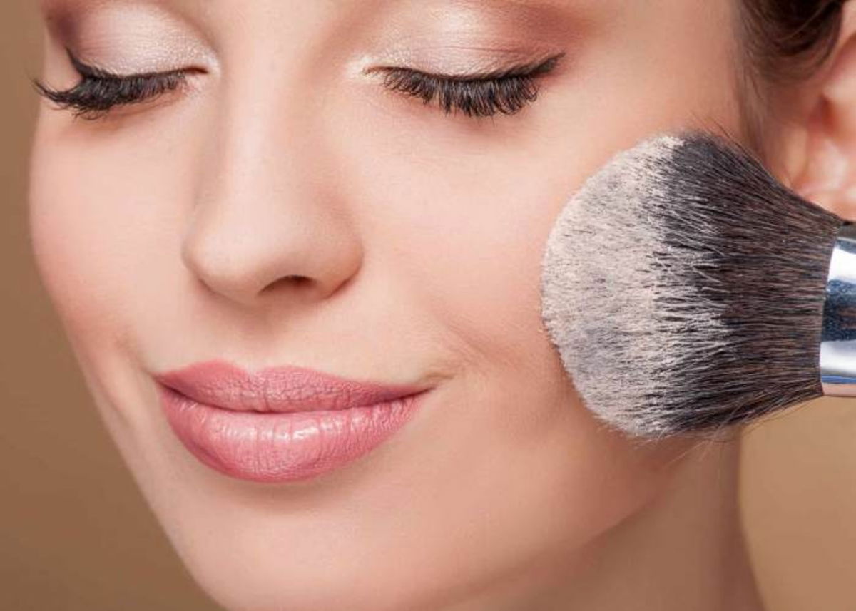 Mujer colocando polvo facial