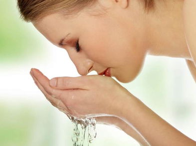 Truco de belleza con agua mineral para la piel