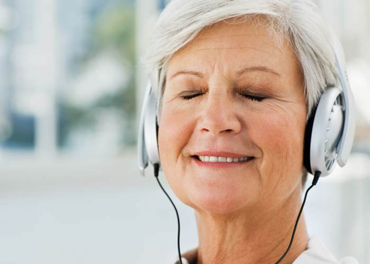 Mujer escuchando música