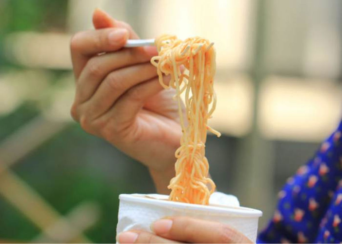 Persona comiendo sopa instantánea