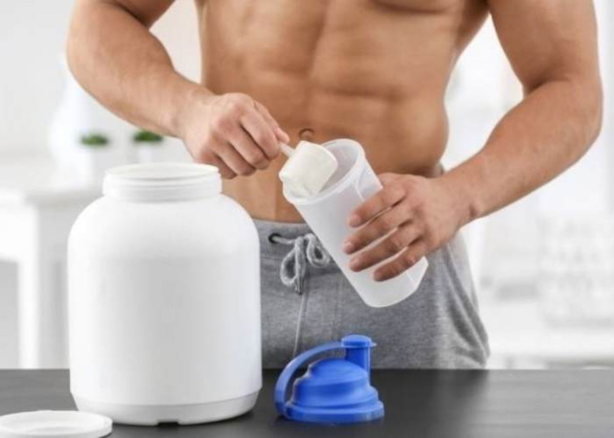 Persona sirviendo suplemento proteico