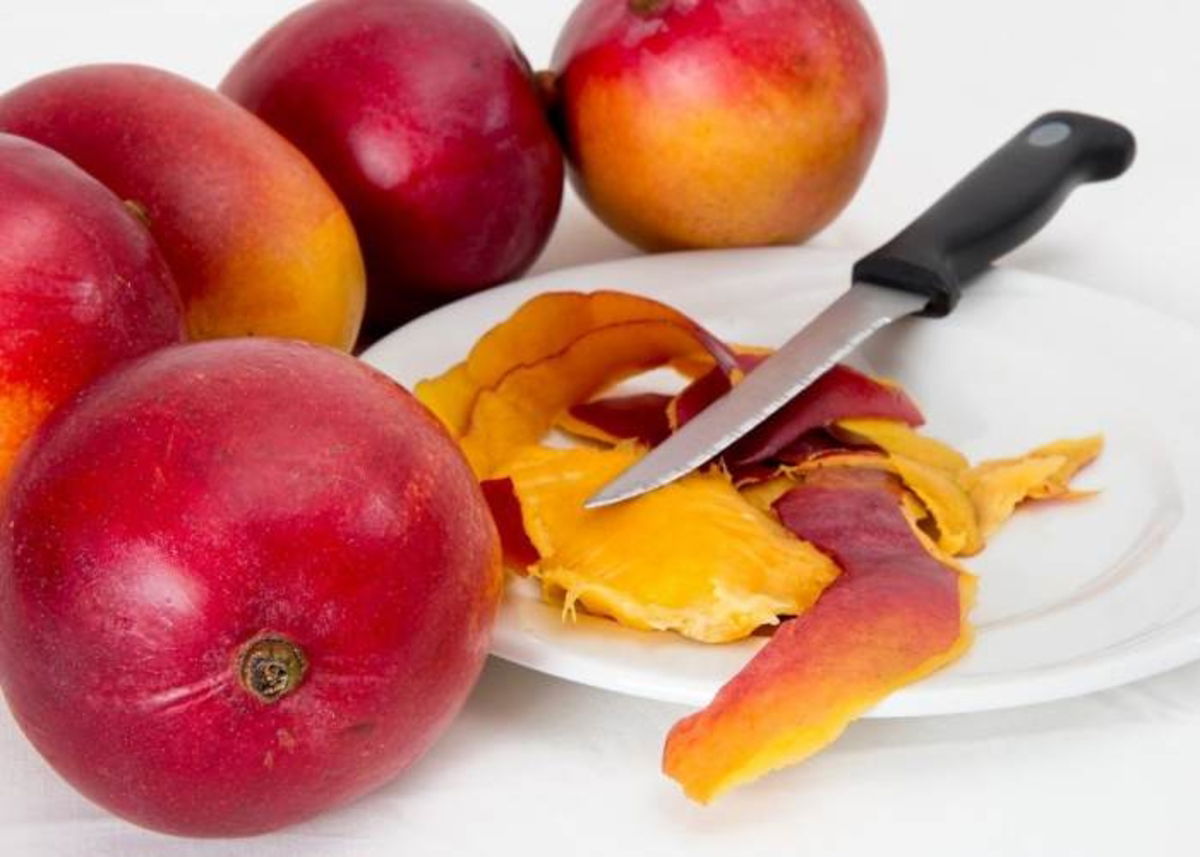 Plato con mangos, cáscara y semilla