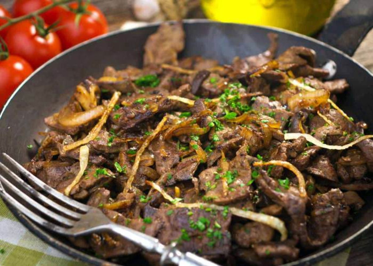 Sartén con hígado encebollado