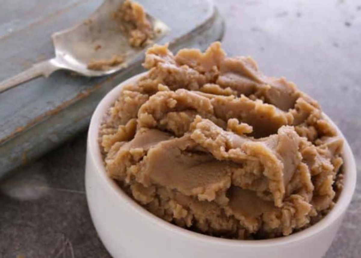 Tazón con puré de castañas y hongos
