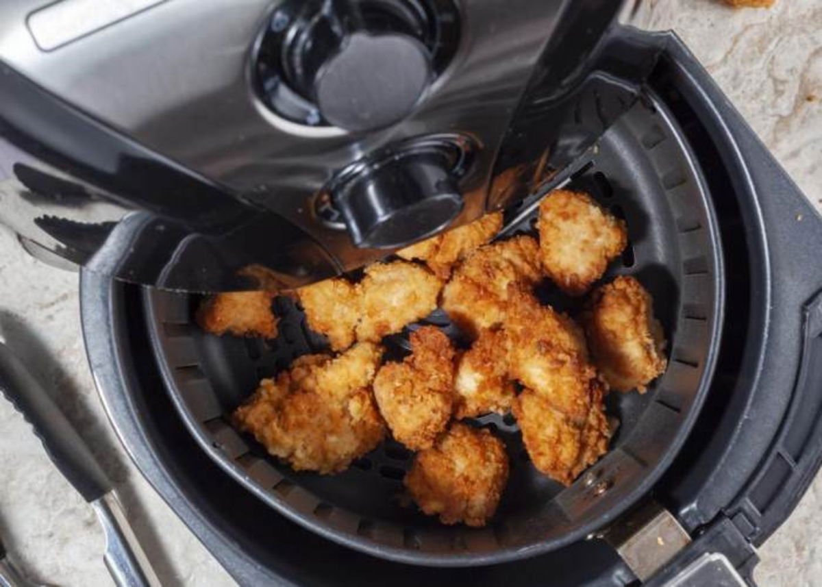 Freidora de aire cocinando pollo