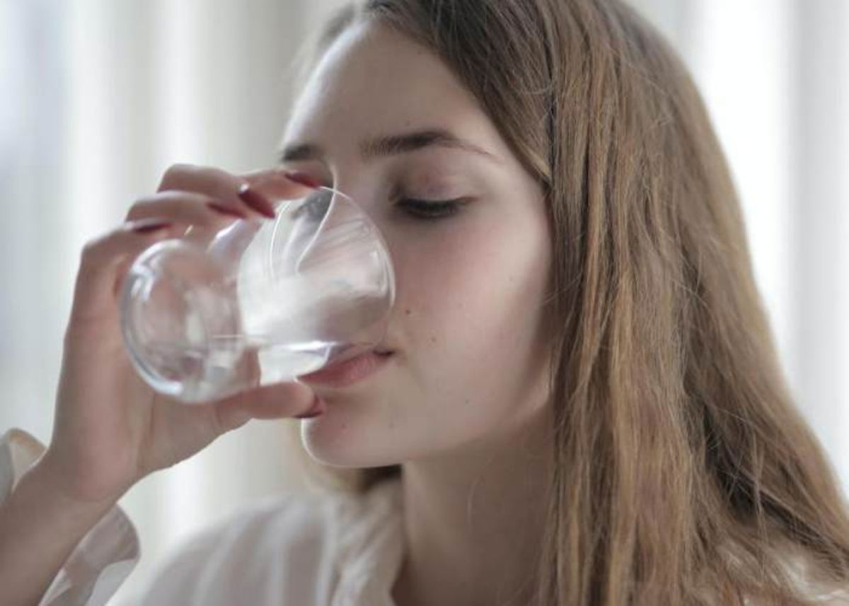Mujer-bebiendo-agua