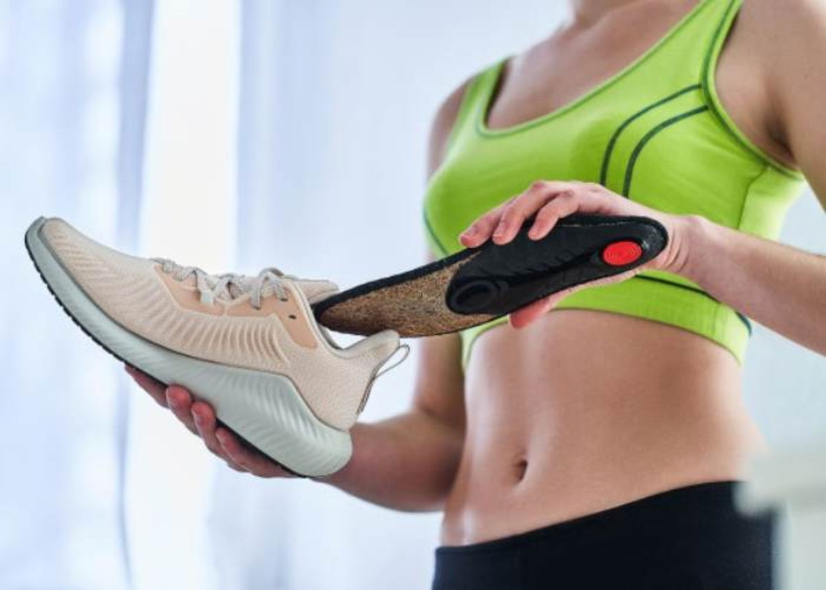 Mujer colocando plantillas tenis