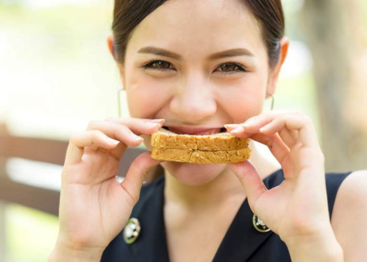 Mujer-comiendo-un-snack