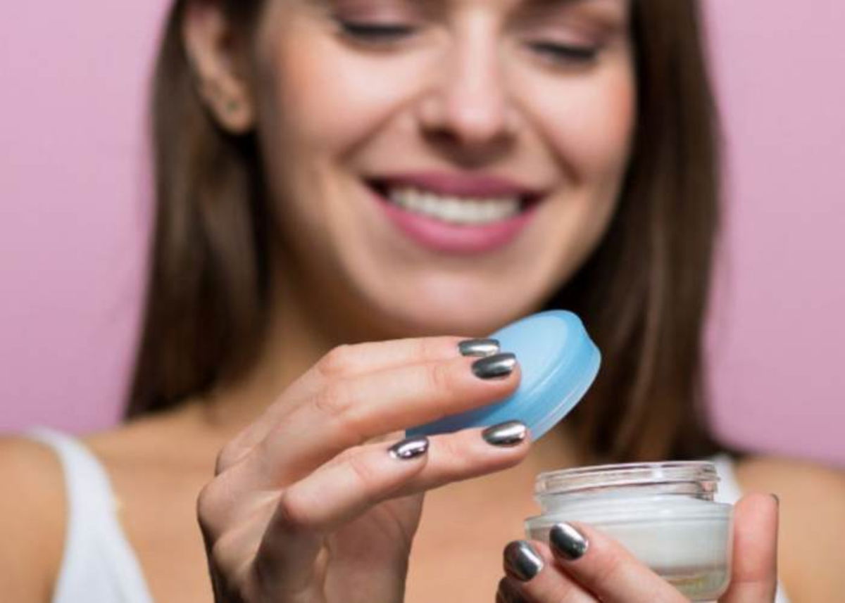 Mujer con ácido hialurónico