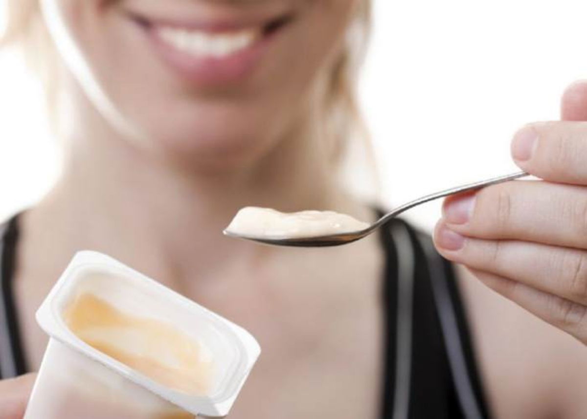Mujer-con-un-vaso-de-yogur