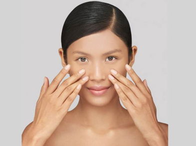 Desinflama el rostro con un masaje matutino