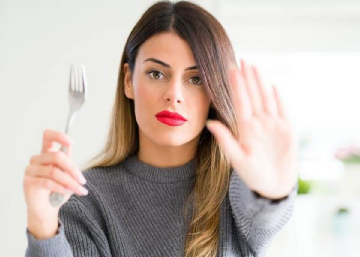 Mujer en negación comida