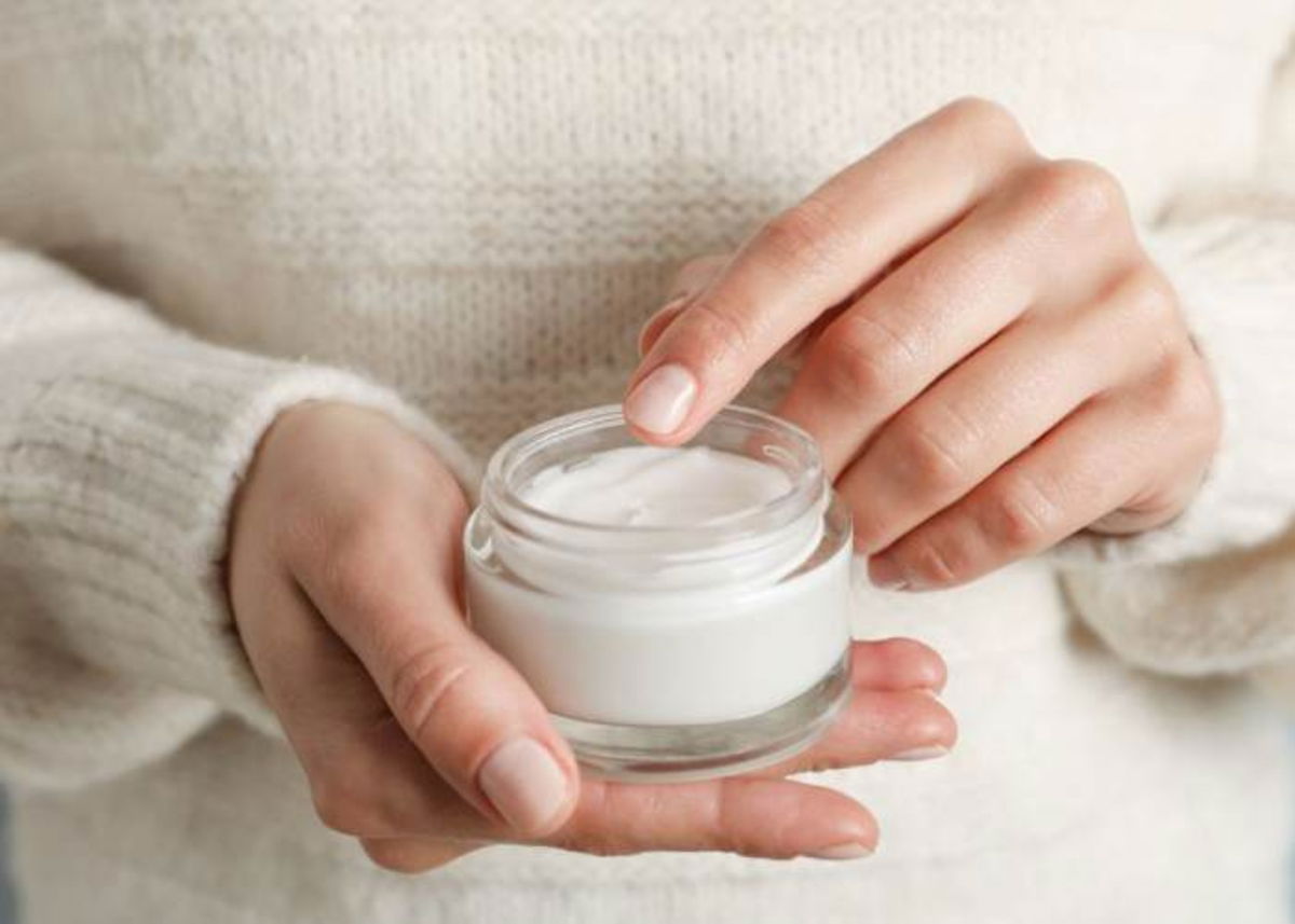 Persona con crema ceramidas