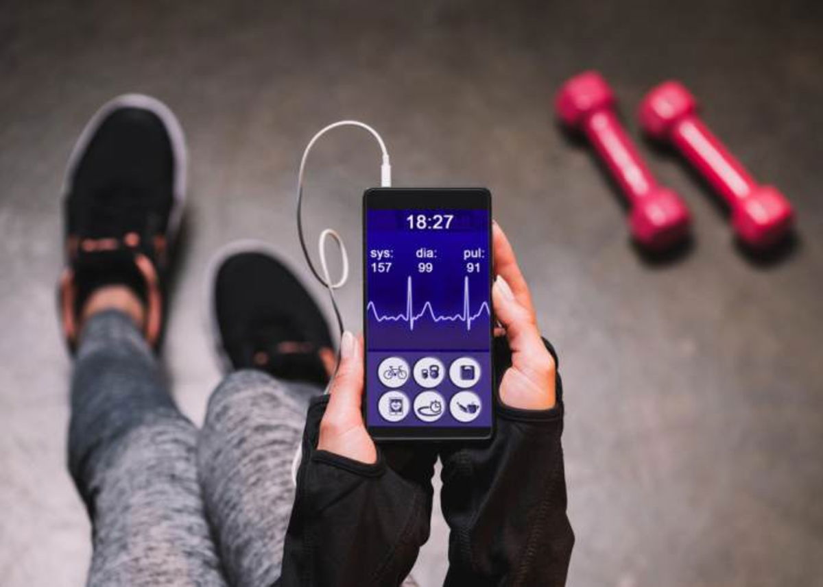 Persona tecnología para ejercitarse