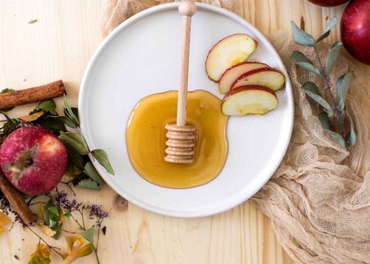 Plato con manzana y miel