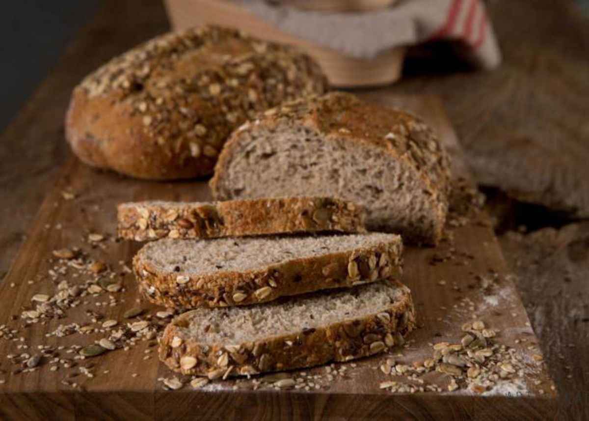 Tabla con pan integral y semillas