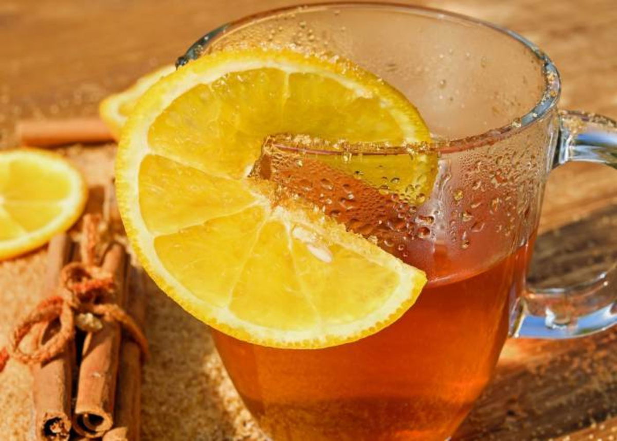 Taza con té de naranja