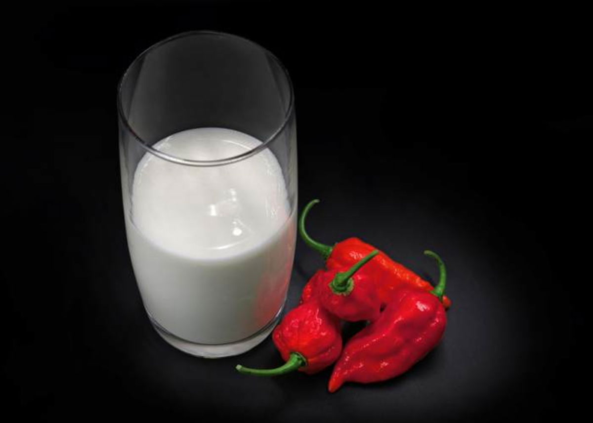 Vaso con leche y chile