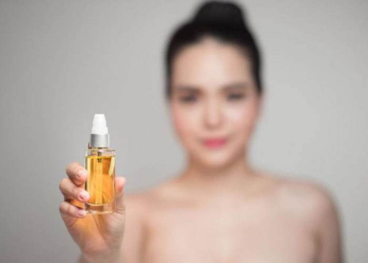 Mujer con aceite para cabello