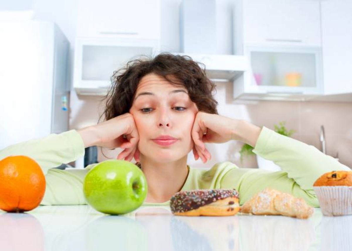 Mujer con varios alimentos