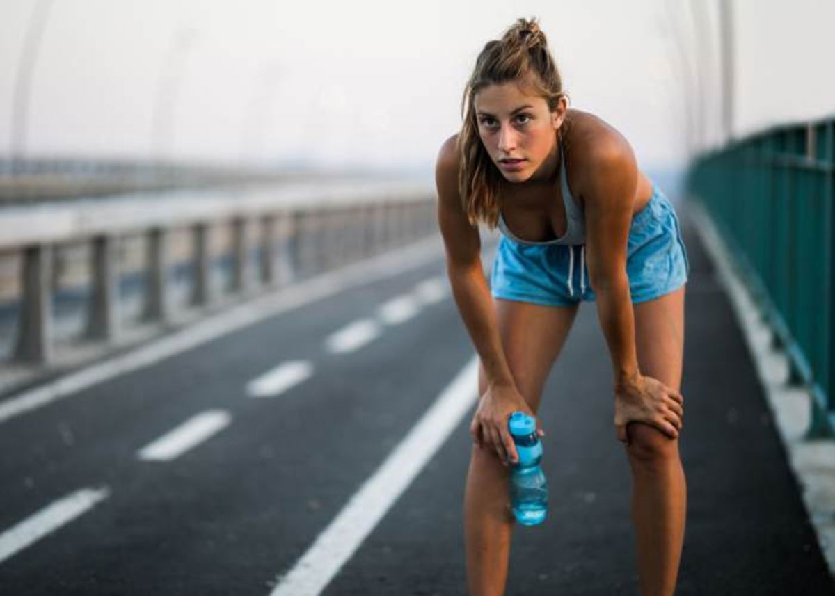 Mujer ejercitándose sola