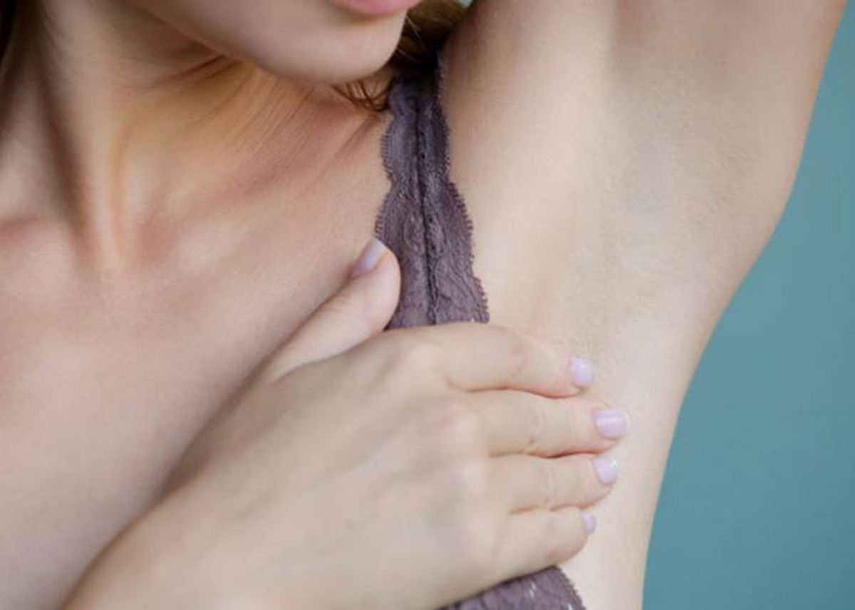 Persona con dolor de axila