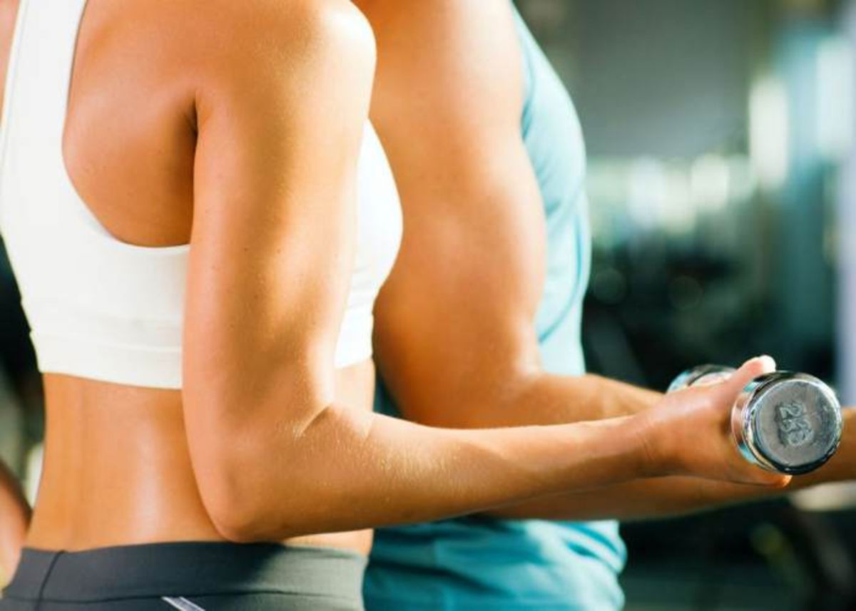 Personas con mancuernas