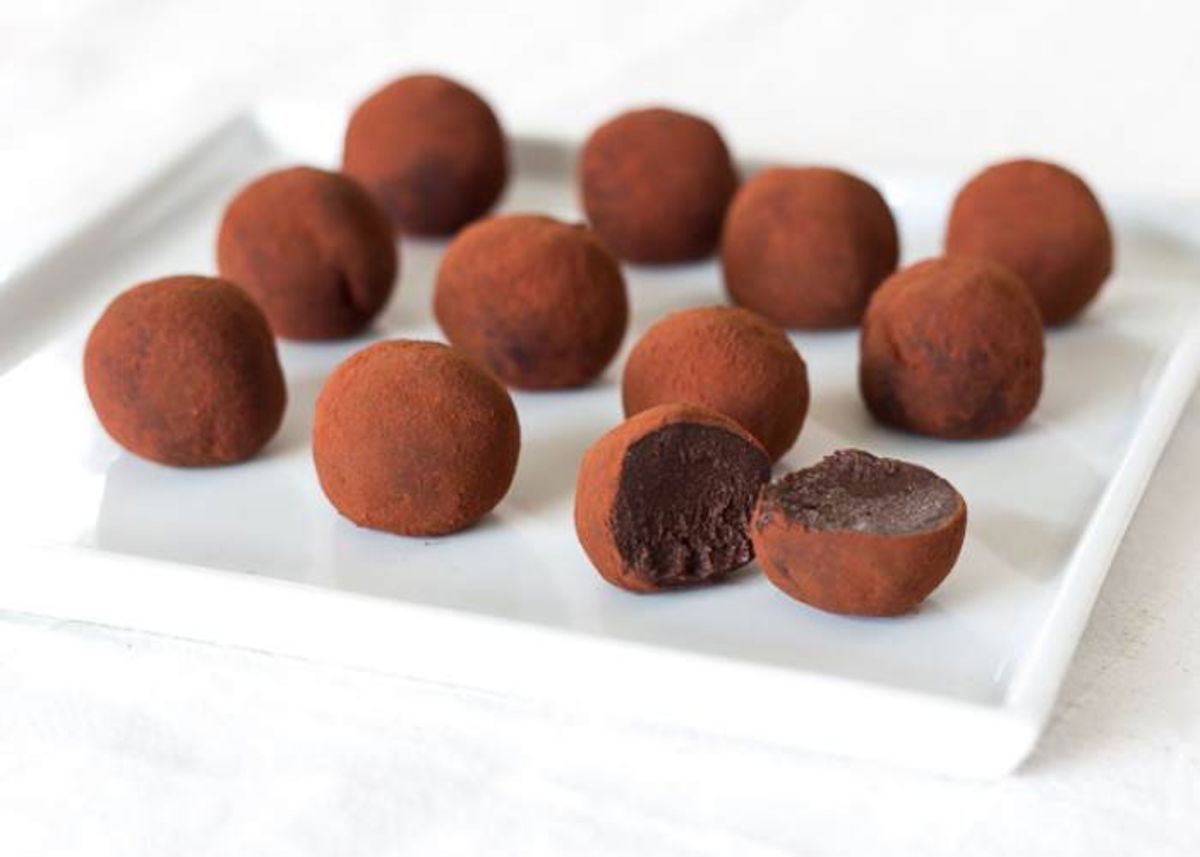 Plato con trufas veganas