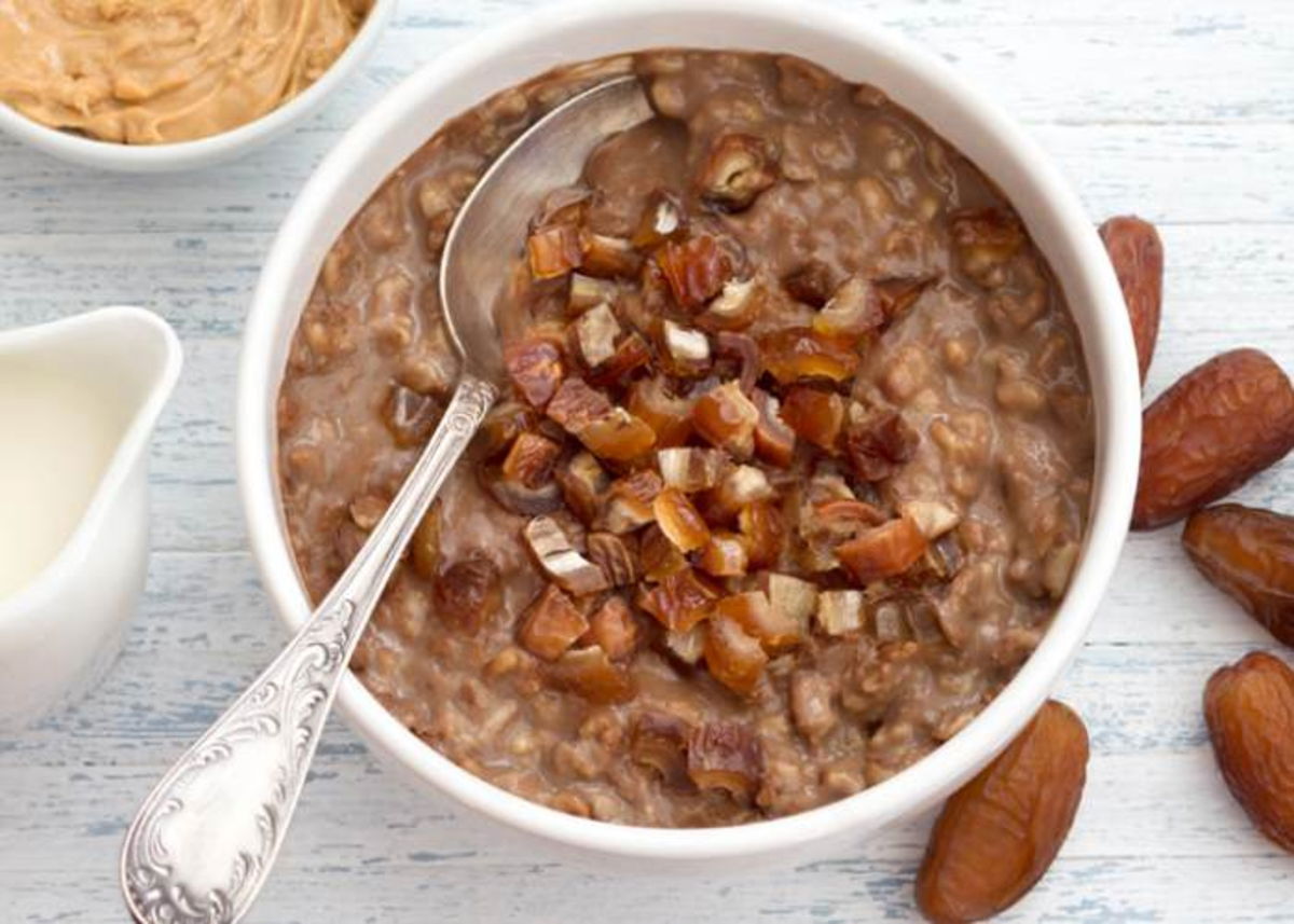 Tazón con porridge avena, dáti y manzana