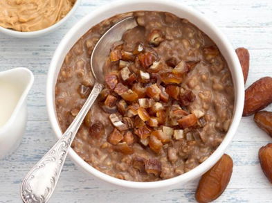 Porridge de avena, dátil y manzana para un desayuno reconfortante
