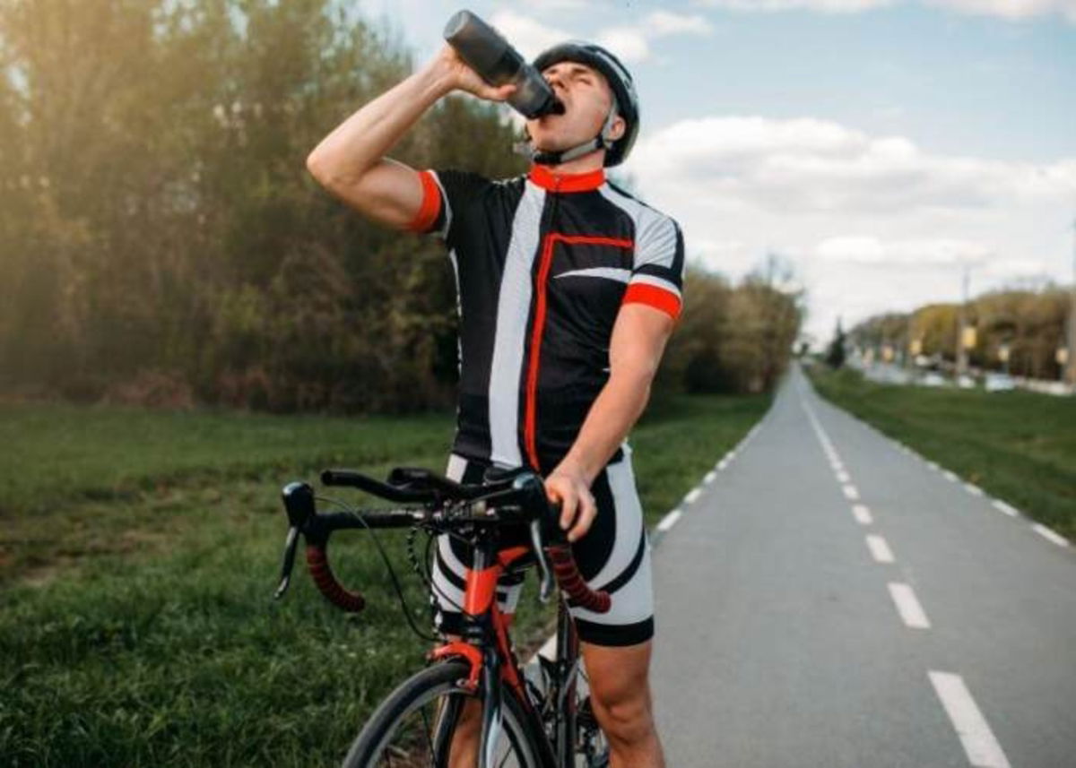 Ciclista bebiendo agua