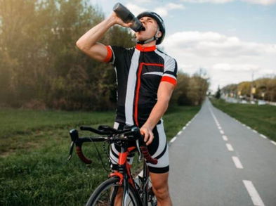 ¿Qué es mejor en el ciclismo, bebida isotónica o agua?