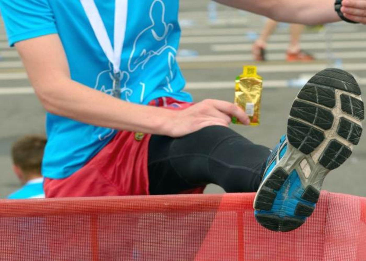 Deportista consumiendo gel