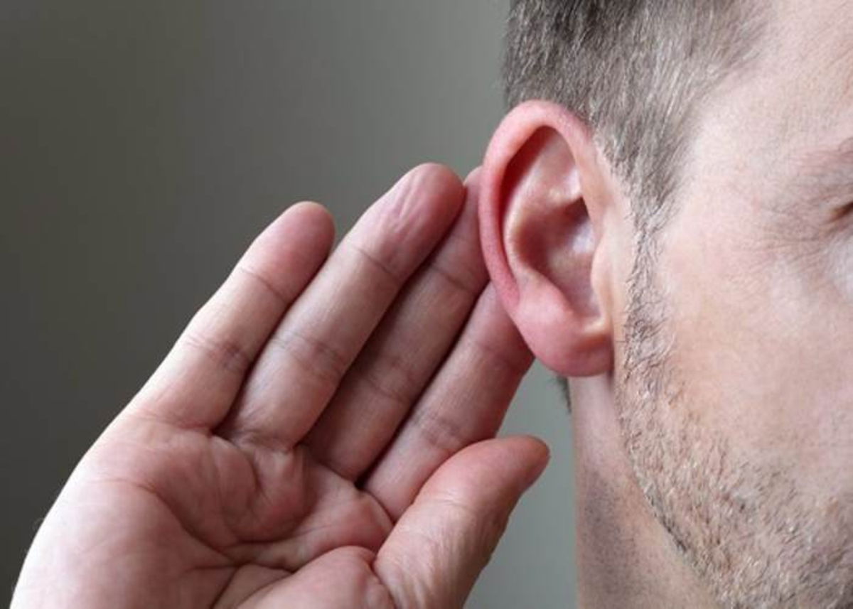 Hombre mucosidad oído