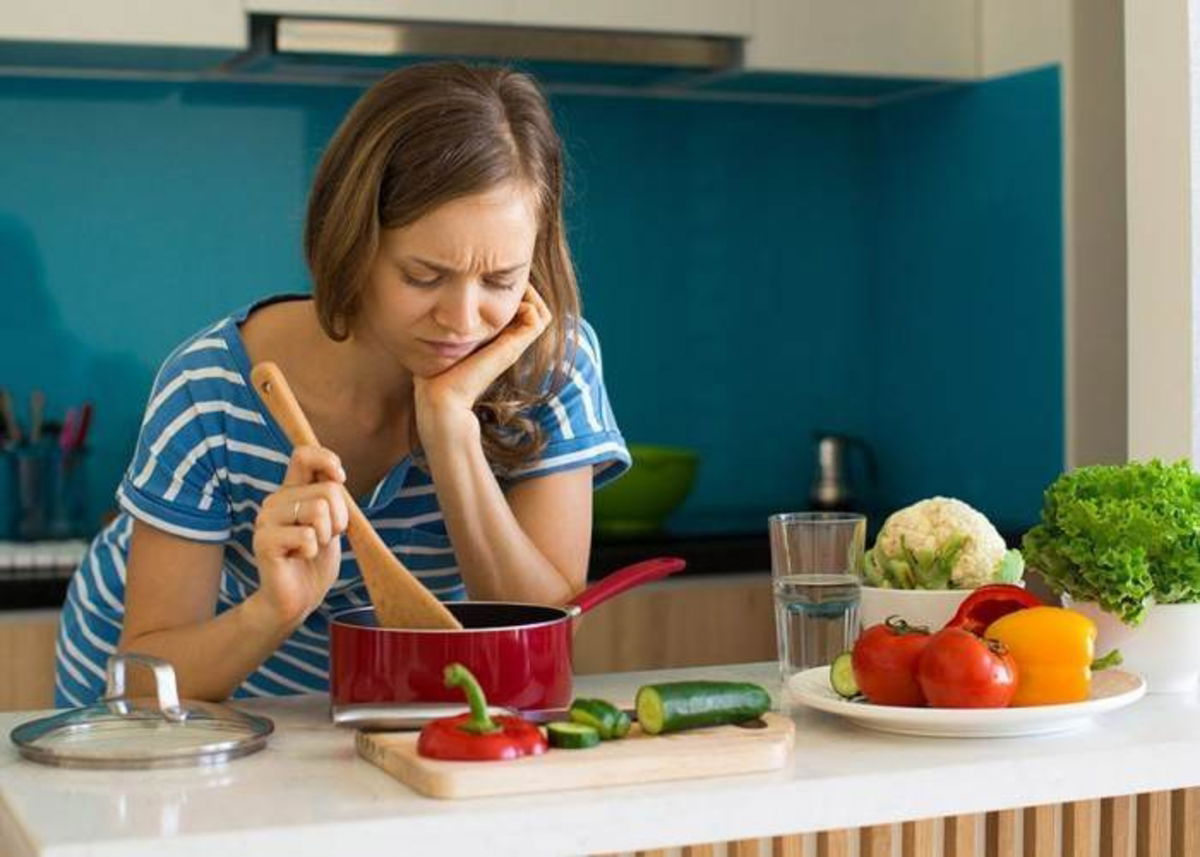 Mujer cocinando vegetales