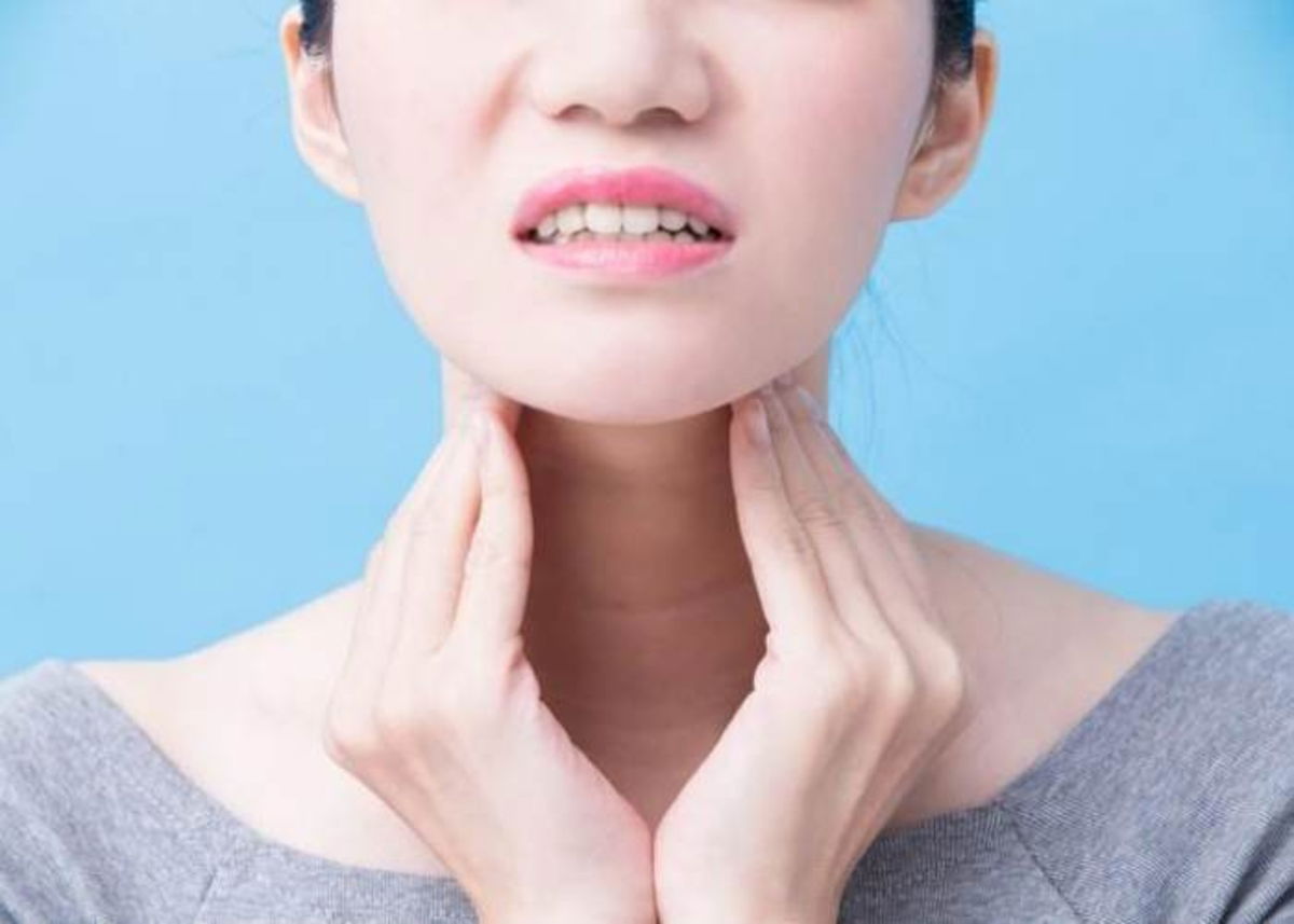 Mujer con amígdalas inflamadas