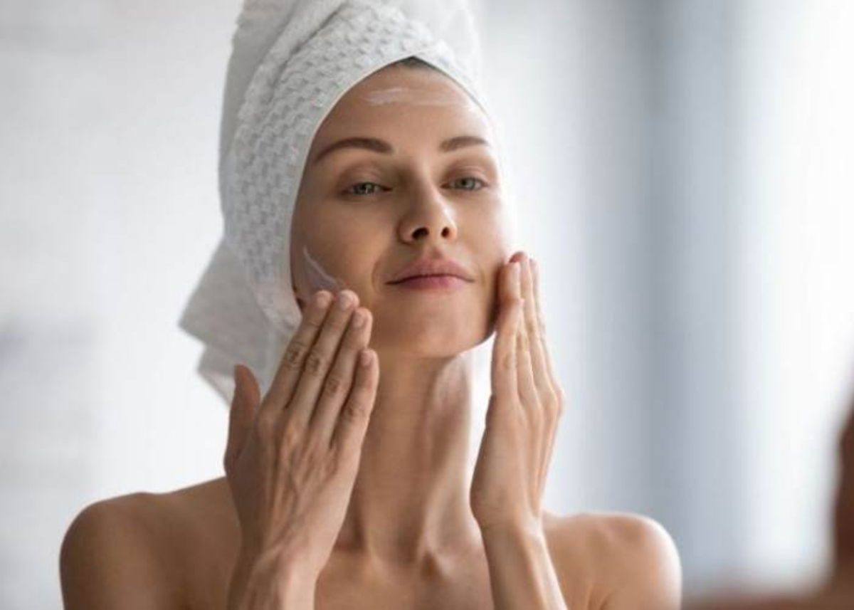 Mujer hidratar piel