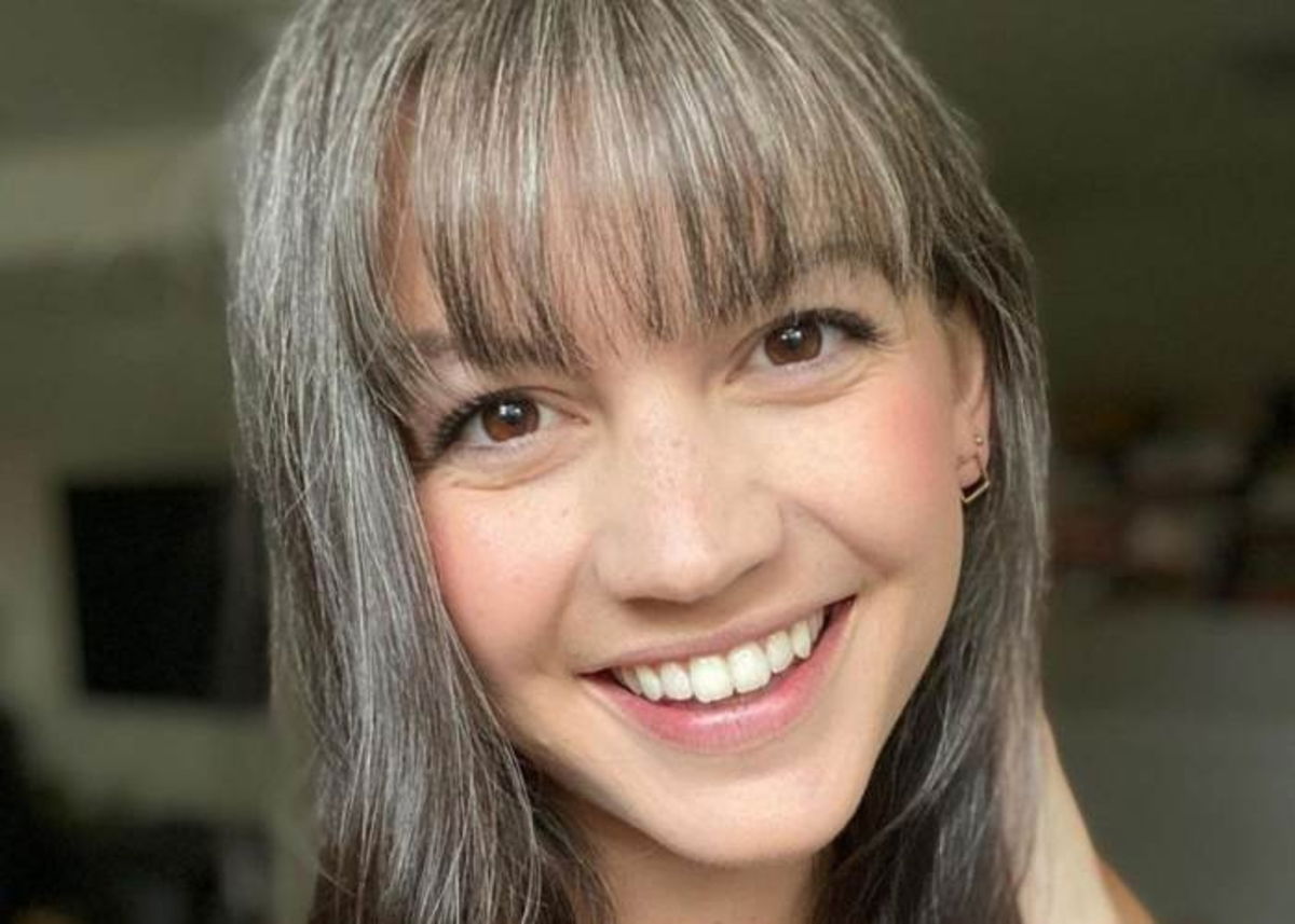 Mujer joven con canas