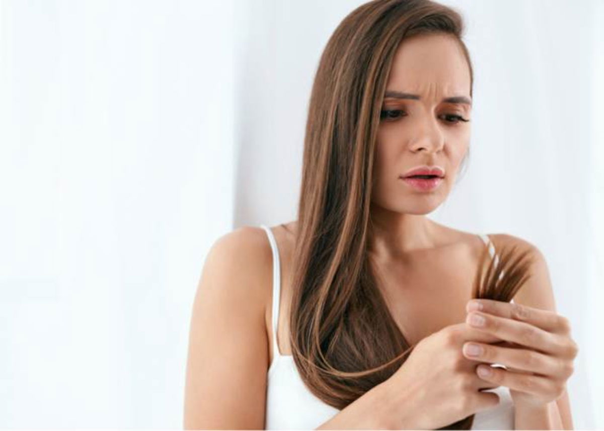 Mujer tomando puntas cabello