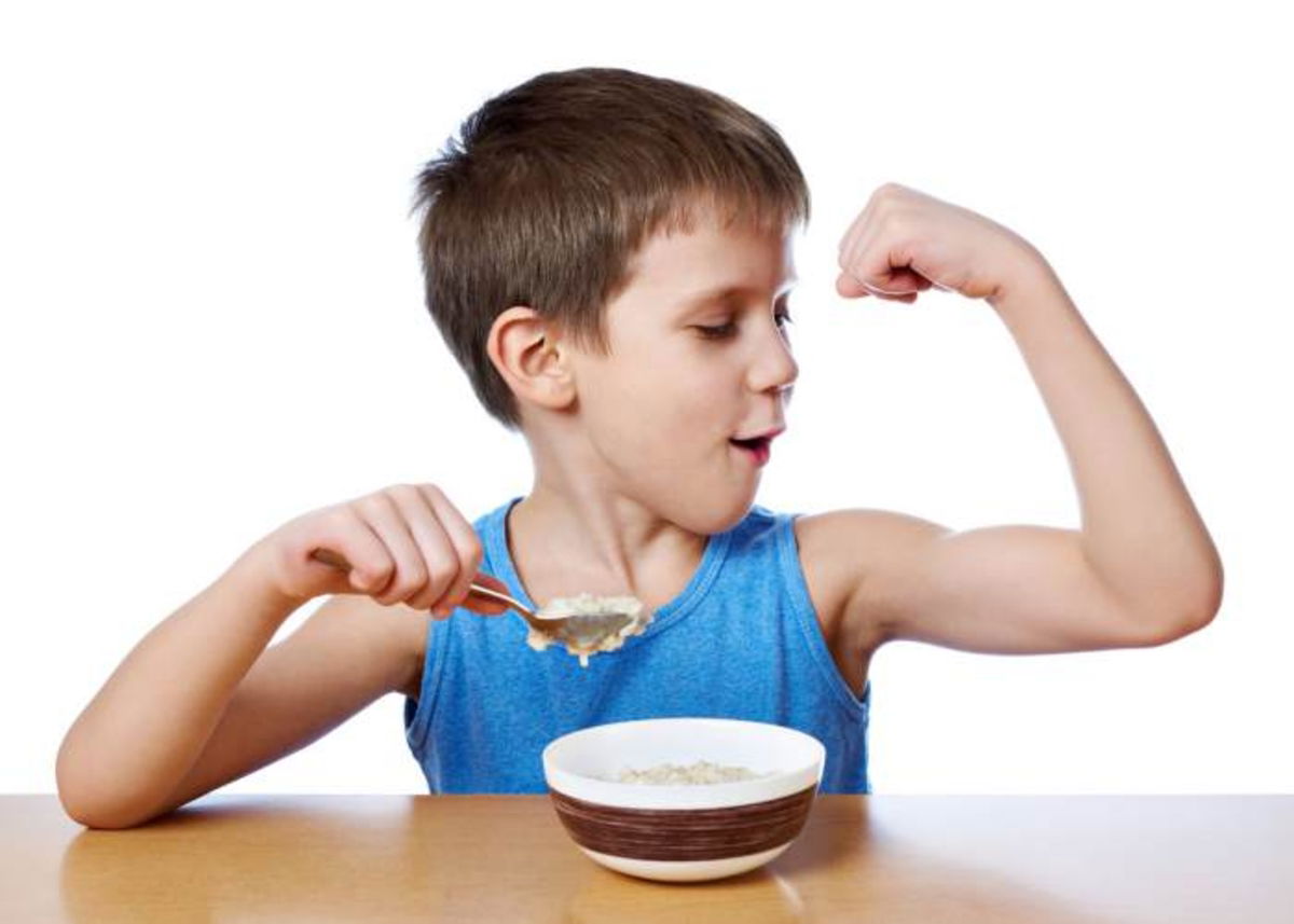 Niño deportista comiendo sano