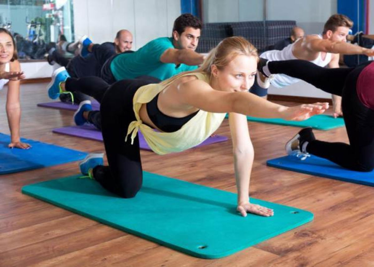 Personas haciendo Pilates