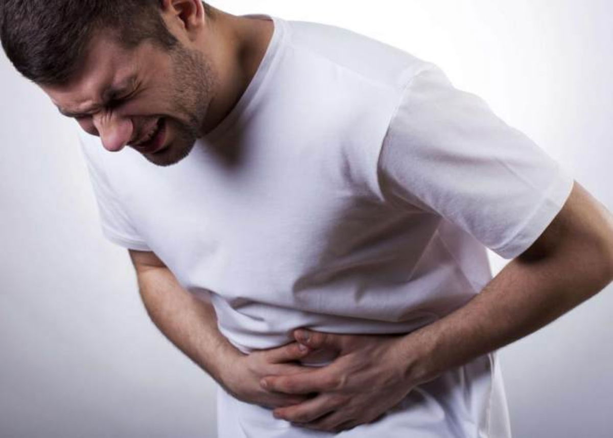 Hombre con gastritis