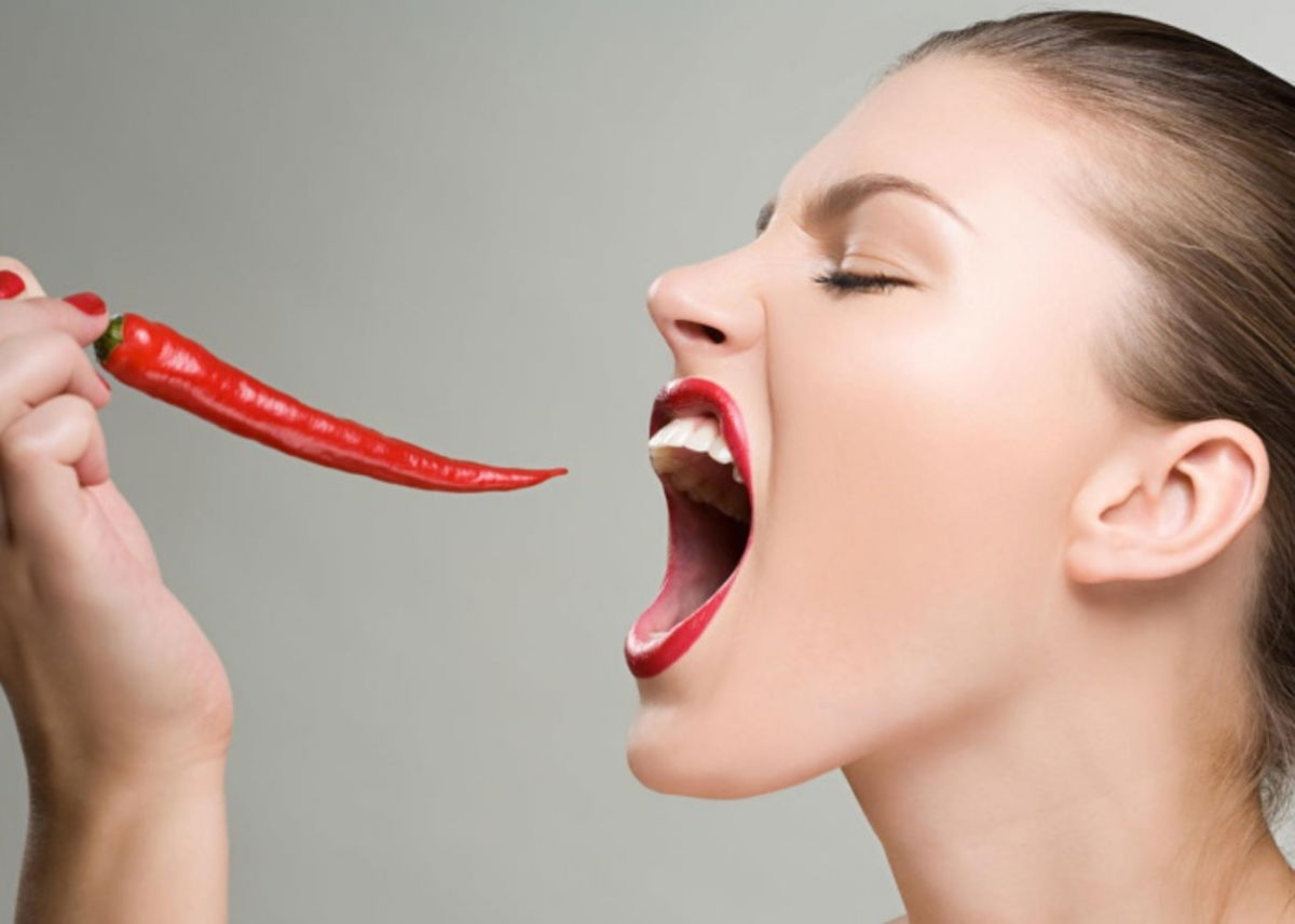 Mujer-comiendo-chile