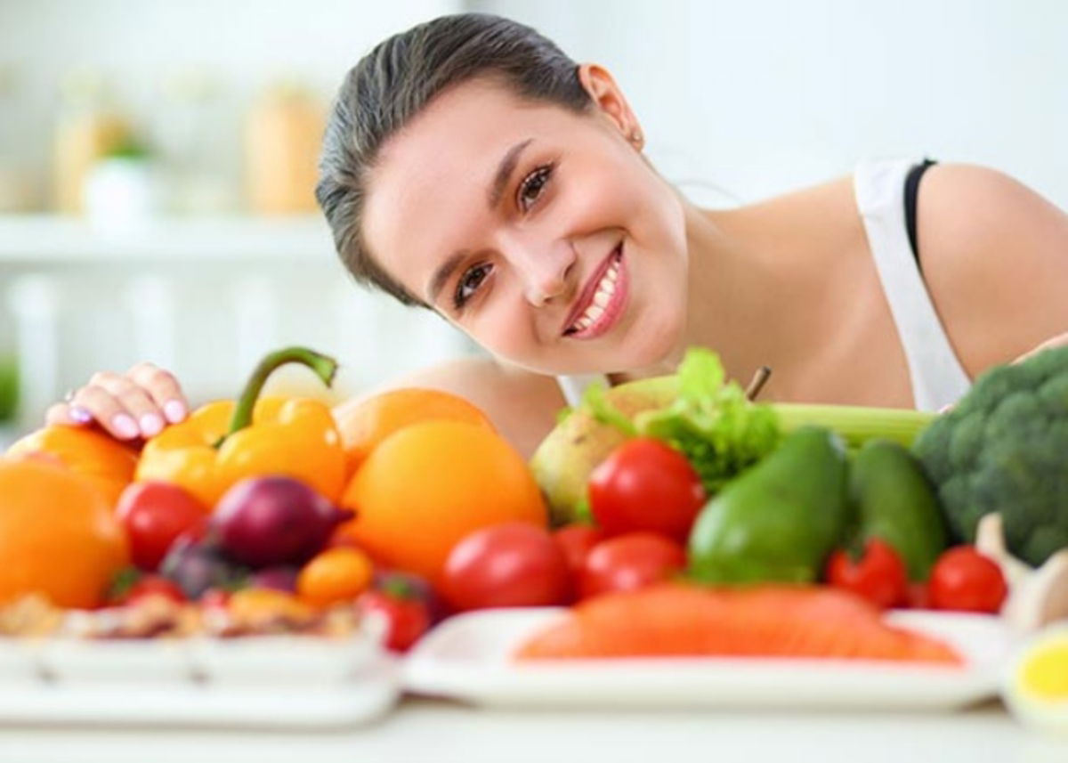 Mujer-con-alimentos-saludables