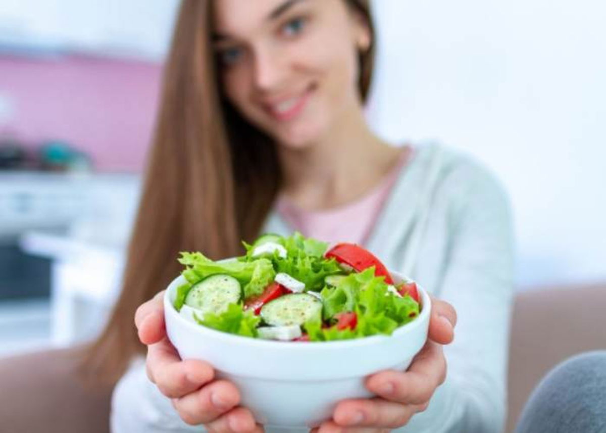Mujer con tazón de ensalada 
