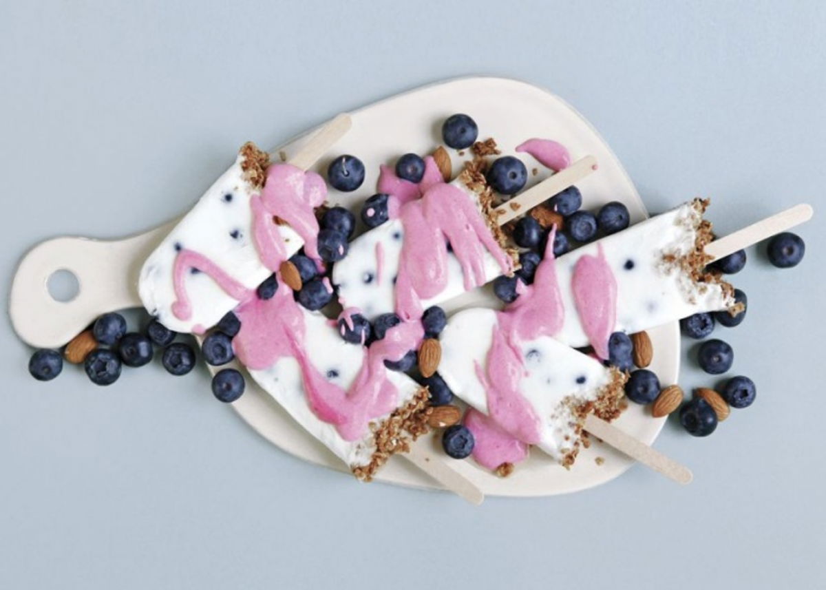 Paleta helada de yogur y arándanos