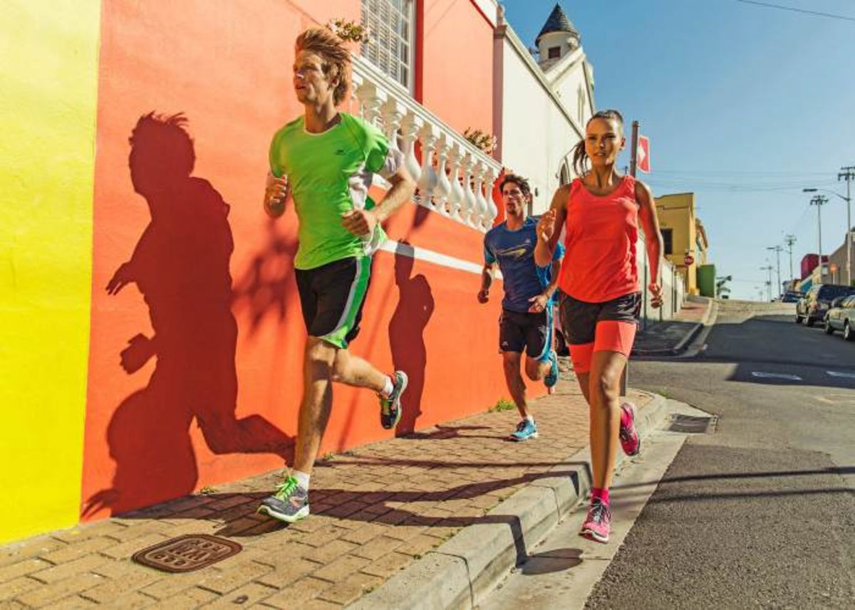 Personas corriendo con sol