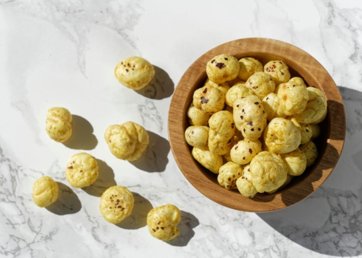 Recipiente con semillas de makhana